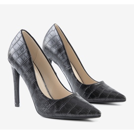 Mustat pumput Thrower -kantapäässä 1