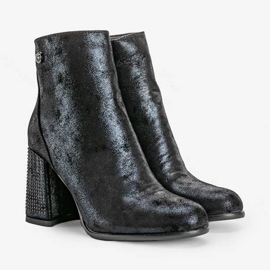 Mustat nilkkurit Zodiac -postissa 1