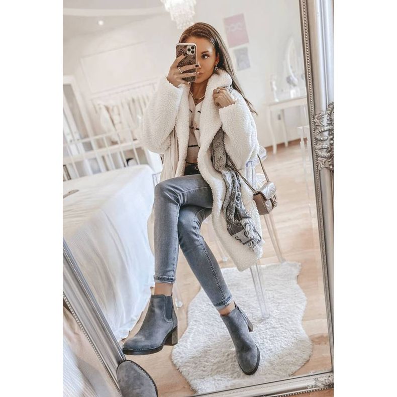 Harmaat saappaat Hanah -pylväässä 1