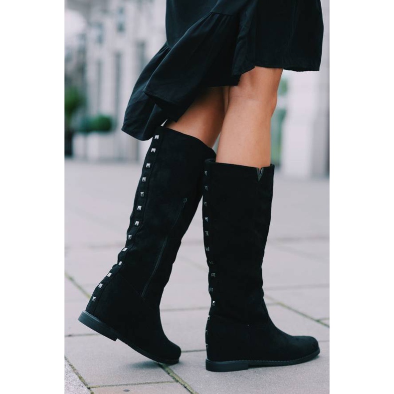 Mustat saappaat peitetyssä Nana -kiilassa 1