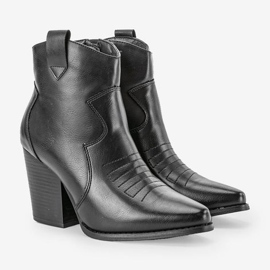 Mustat saappaat Forte -pylväässä 1