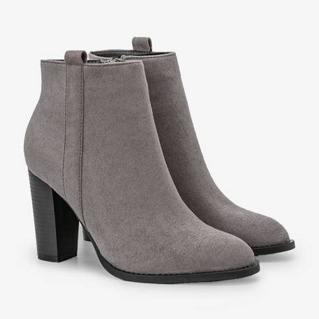 Harmaat nilkkurit Pinata -pylväässä 1