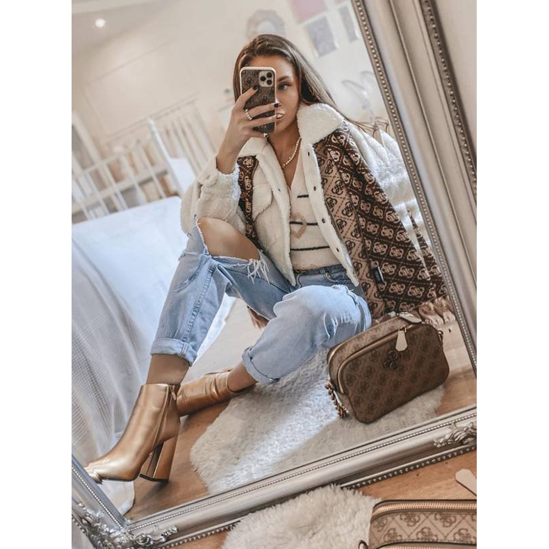 Kultaiset nilkkurit Stomp -pylväässä kultainen 2