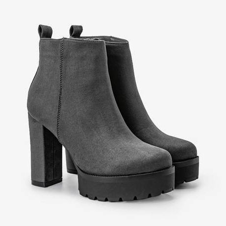 Harmaat saappaat Lulis -pylväässä 1