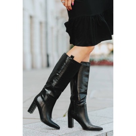 Postissa mustat saappaat, joissa on Mona krokotiilikuvio 1