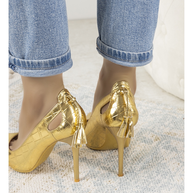 Kultaiset nastat koristeellisilla Permewan -leikkauksilla kultainen 1