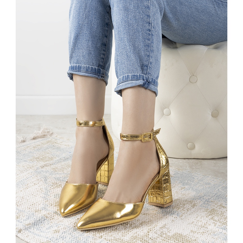 Kultapumput Ayers -pylväässä kultainen 1