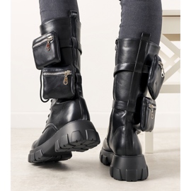 Mustat saappaat Apolline -pusseilla 1