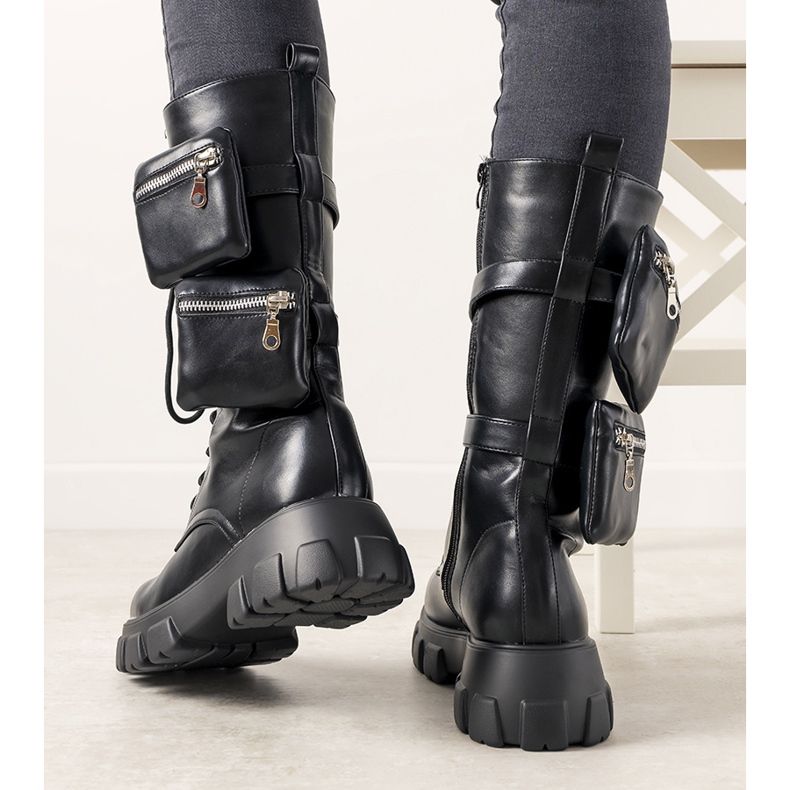 Mustat saappaat Apolline -pusseilla 1