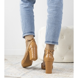 Kamelin pumput Daviesin pylväässä ruskea 1