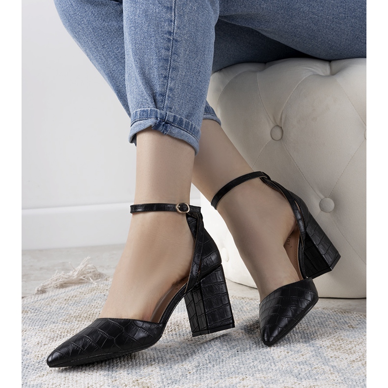 Mustat pumput Davies -pylväässä 1