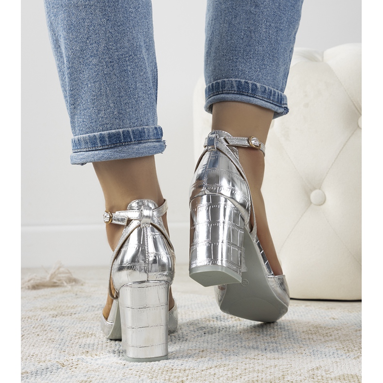 Hopeapumput Daviesin pylväässä 1