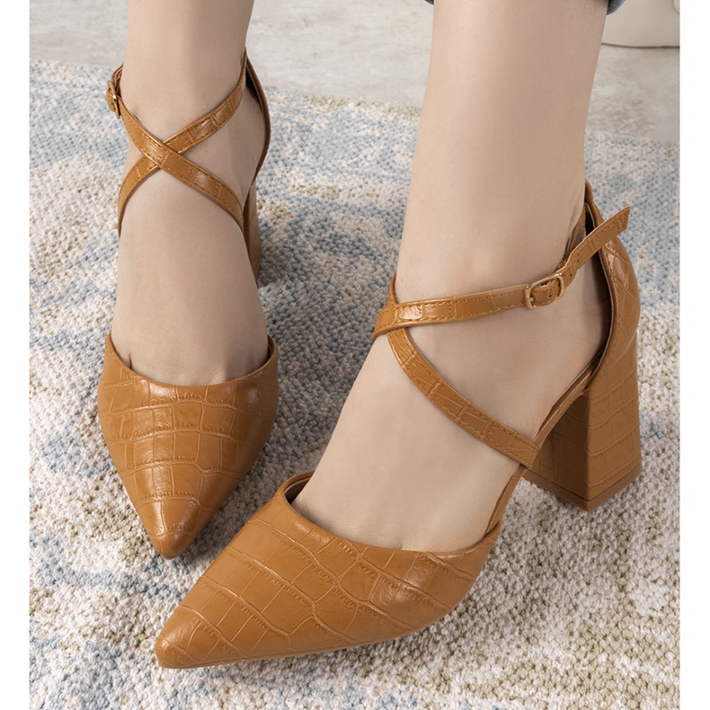 Ruskeat pumput Strutt -pylväässä 1