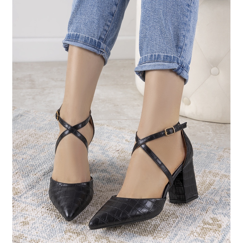 Mustat pumput Strutt -pylväässä 1