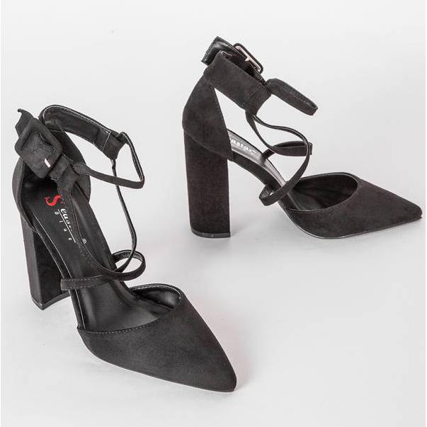 Mustat pumput Piper -pylväässä 1