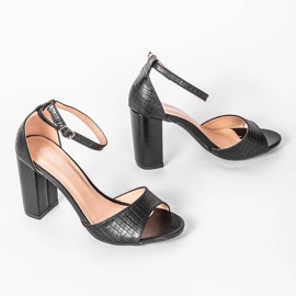 Mustat sandaalit Milanon postissa 1