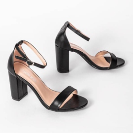 Mustat sandaalit Dorothyn postauksessa 1