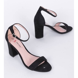 Mustat sandaalit Bethany -postissa 1