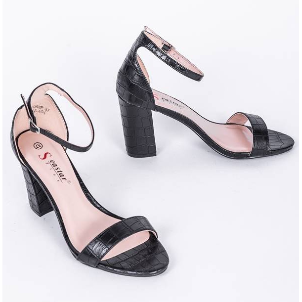 Mustat sandaalit Millon pylväässä 1