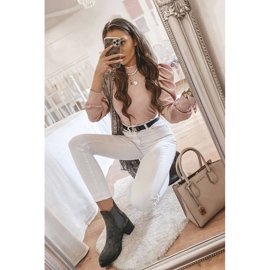 Harmaat saappaat Tina Greyn pylväässä 1