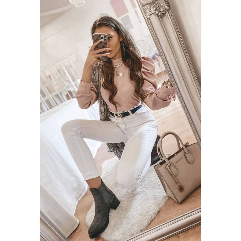 Harmaat saappaat Tina Greyn pylväässä 1