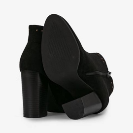 Mustat nilkkurit Cosette -pylväässä 2