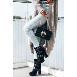 Mustat saappaat Corgin pylväässä 1