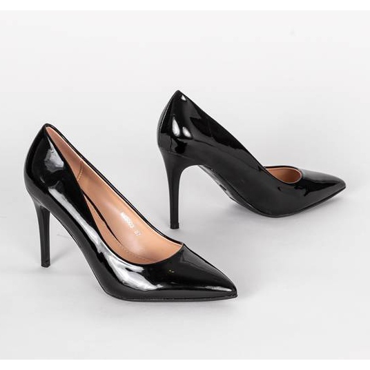 Mustat korkokengät, lakattu huhtikuun yläosa 1