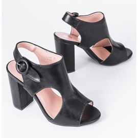 Mustat sandaalit Caitlin -postissa 1