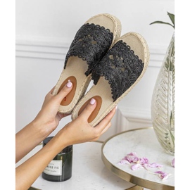 Mustat tossut Sudden Draft -alustalla 1