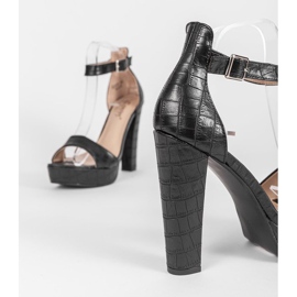 Mustat sandaalit Dolores -postissa 2