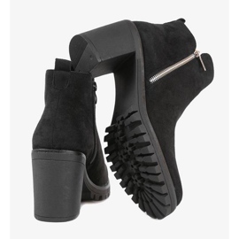 Mustat nilkkurit pienessä pylväässä 1