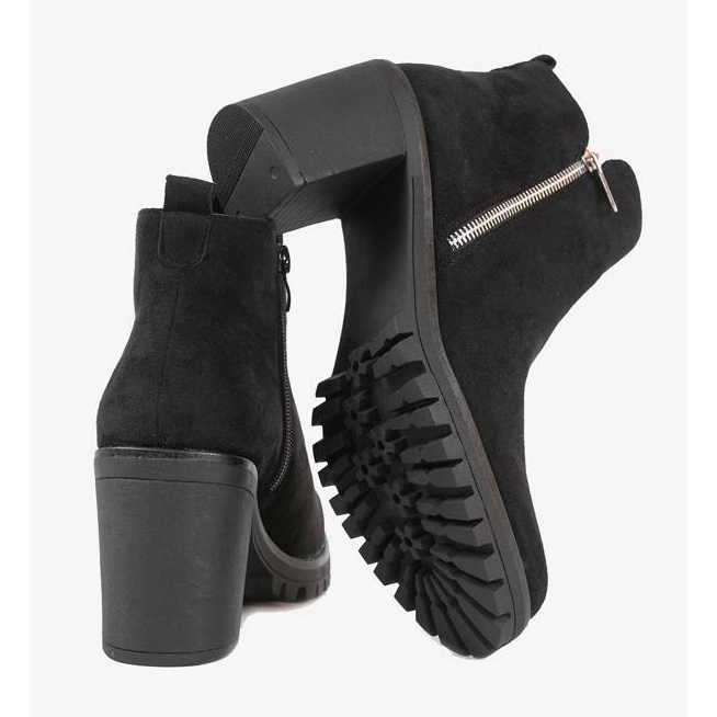 Mustat nilkkurit pienessä pylväässä 1