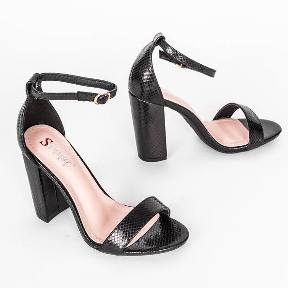 Mustat sandaalit Penelope -pylväässä 1