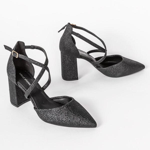 Kiiltävässä pylväässä mustat pumput 1