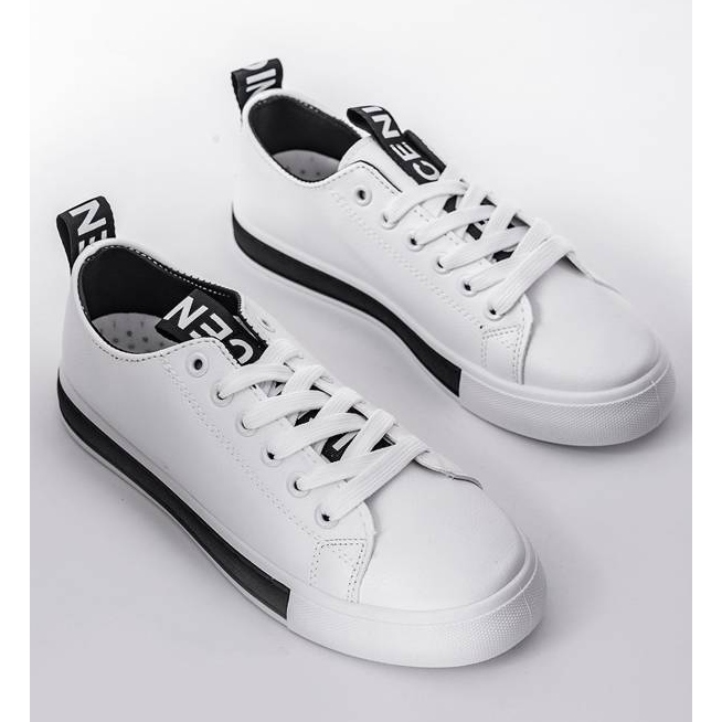 Alisonin valkoiset lenkkarit tasaisella pohjalla valkoinen musta 1