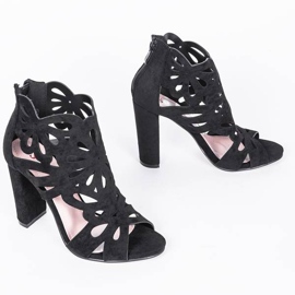 Mustat saappaat Leah -leikkauksella 1