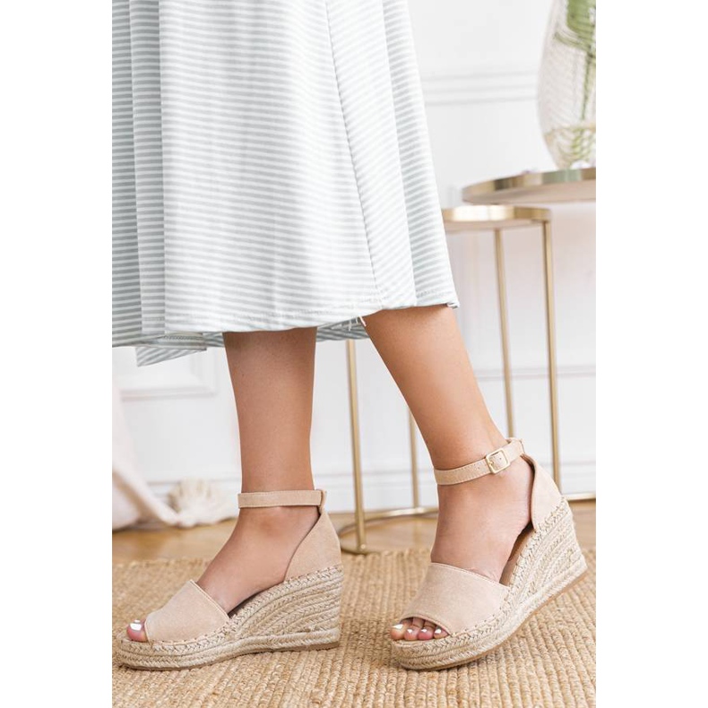 Beige espadrillit kiila -lomalla 1