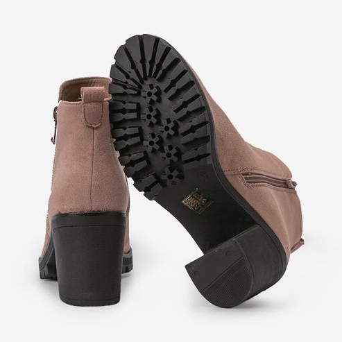 Vaaleanruskeat nilkkurit pienessä pylväässä 2