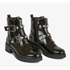 Kiiltävät mustat Issa -työntekijät 1