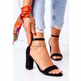 PS1 Mustat Firenzen mokkanahkaiset sandaalit baarissa 2