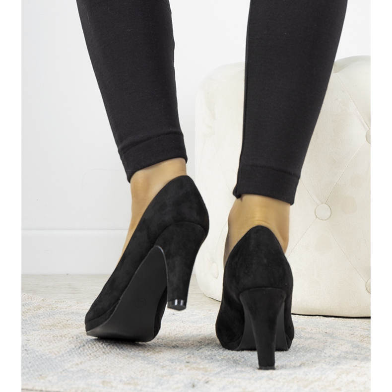 Mustat pumput Saran eko-nahkatangossa 1