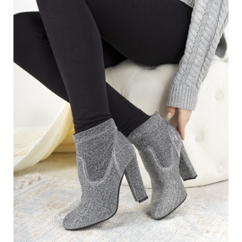 Hopeiset kiiltävät nilkkurit Birgit -pylväässä hopea 1