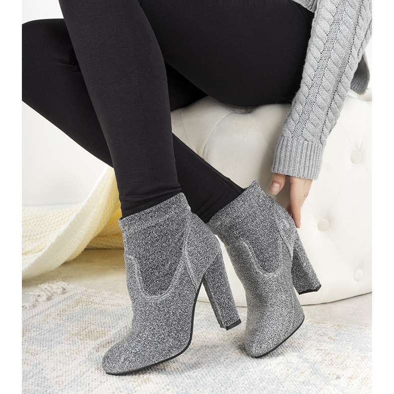 Hopeiset kiiltävät nilkkurit Birgit -pylväässä hopea 1