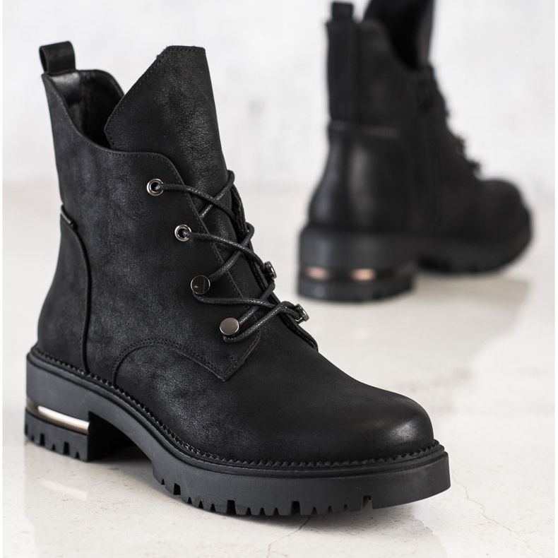 Muodikkaita nauhatyöntekijöitä, Sergio Leonen musta 2