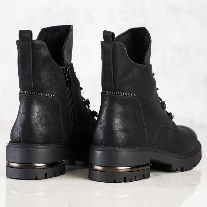 Muodikkaita nauhatyöntekijöitä, Sergio Leonen musta 1