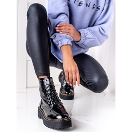 Goodin Lakatut saappaat alustalla musta 1