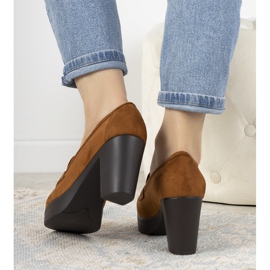 Ruskeat mokkasiinit Himmelin pylväässä 1 Ruskeat mokkasiinit Himmelin pylväässä 1