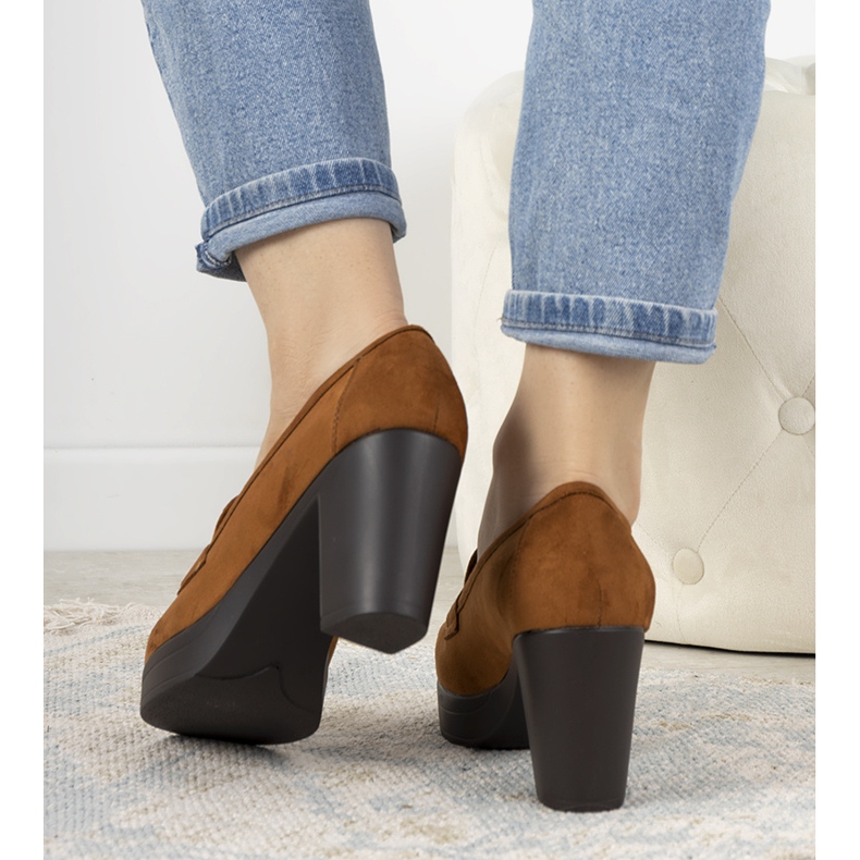 Ruskeat mokkasiinit Himmelin pylväässä 1 Ruskeat mokkasiinit Himmelin pylväässä 1