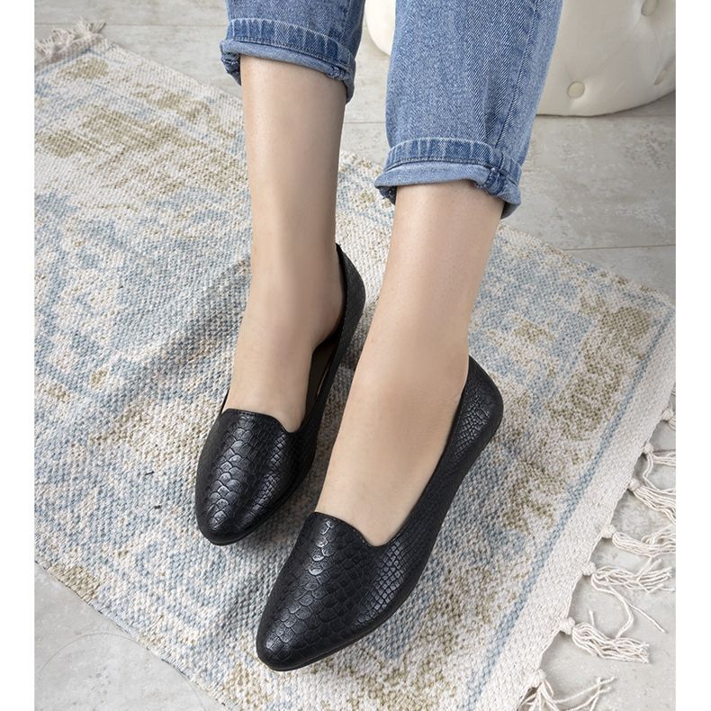 Mustat ballerinat Aupran krokotiilinahkakuviossa 1